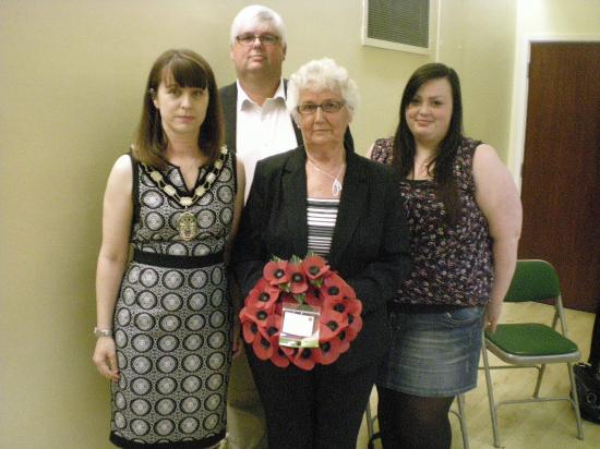 Councillor Amanda Hack with members of Sgt Murrays family.