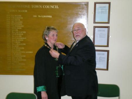 Mr Bill Wright handing over the Chain of Office